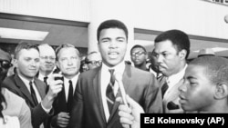 Легендарный боксер Мухаммед Али отвечает на вопросы после суда, на котором он был признан виновным в уклонении от военного призыва, 1967 год.