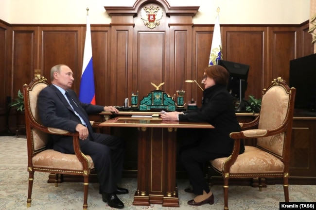 Il presidente russo Vladimir Putin (a sinistra) e il governatore della Banca centrale russa Elvira Nabiullina (foto d'archivio)