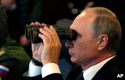 Владимир Путин наблюдает за учениями "Запад" на полигоне в Луге под Санкт-Петербургом