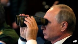Російський президент Володимир Путін спостерігає за військовими навчаннями, архівне фото
