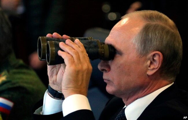 Владимир Путин наблюдает за учениями "Запад" на полигоне в Луге под Санкт-Петербургом