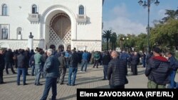 Митинг перед Абхазским драмтеатром, организованный Объединенным советом ветеранов и оппозицией