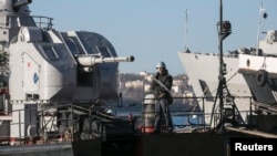 Кримското пристаниште Севастопол има се повеќе напади насочени кон руските воени линии за снабдување и Црноморската флота