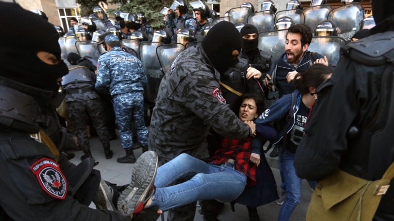 Уапсени 106 демонстранти во Ерменија 