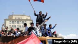 2-майда эртең менен Арменияда миңдеген адам бийликтеги Республикалык партияга каршы кайрадан көчө жүрүштөрүнө чыкты.