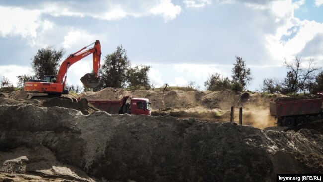 «Создают чрезвычайную ситуацию»: как в Керчи добывают токсичный песок (фотогалерея)