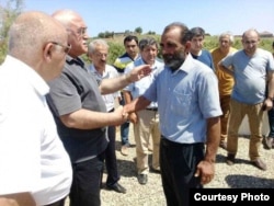 İsa Qəmbər jurnalistin yaxınlarına başsağlığı verir.