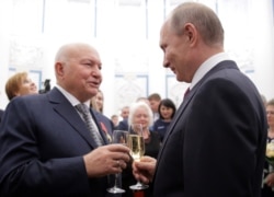 Лужков (зліва) був нагороджений президентом Росії Володимиром Путіним у 2016 році орденом «За заслуги перед Вітчизною»