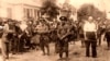 Coloană de evrei escortați de soldați români, deportați de la Briceva