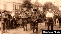 Coloană de evrei escortați de soldați români, deportați de la Briceva