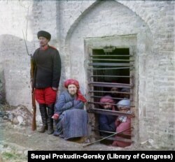 Заключенные в «тюрьме для должников», расположенной в бухарской темнице.