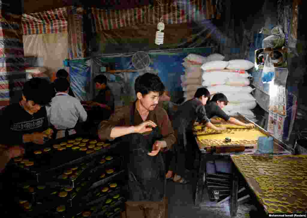 Подготвување колачиња во мала традиционална фабрика во главниот град на Авганистан, Кабул, пред Рамазан.