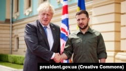 Президент України Володимир Зеленський і премʼєр-міністр Великої Британії Борис Джонсон (ліворуч). Київ, 17 червня 2022 року 