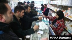 داروخانهای در تهران؛ خرید ماسک و ژل ضدعفونی کننده برای پیشگیری از کرونا