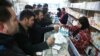 Ирандыктар медициналык беткаптарды сатып алышууда. Тегеран, 20-февраль 2020-жыл