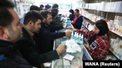 داروخانه‌ای در تهران؛ خرید ماسک و ژل ضدعفونی کننده برای پیش‌گیری از کرونا