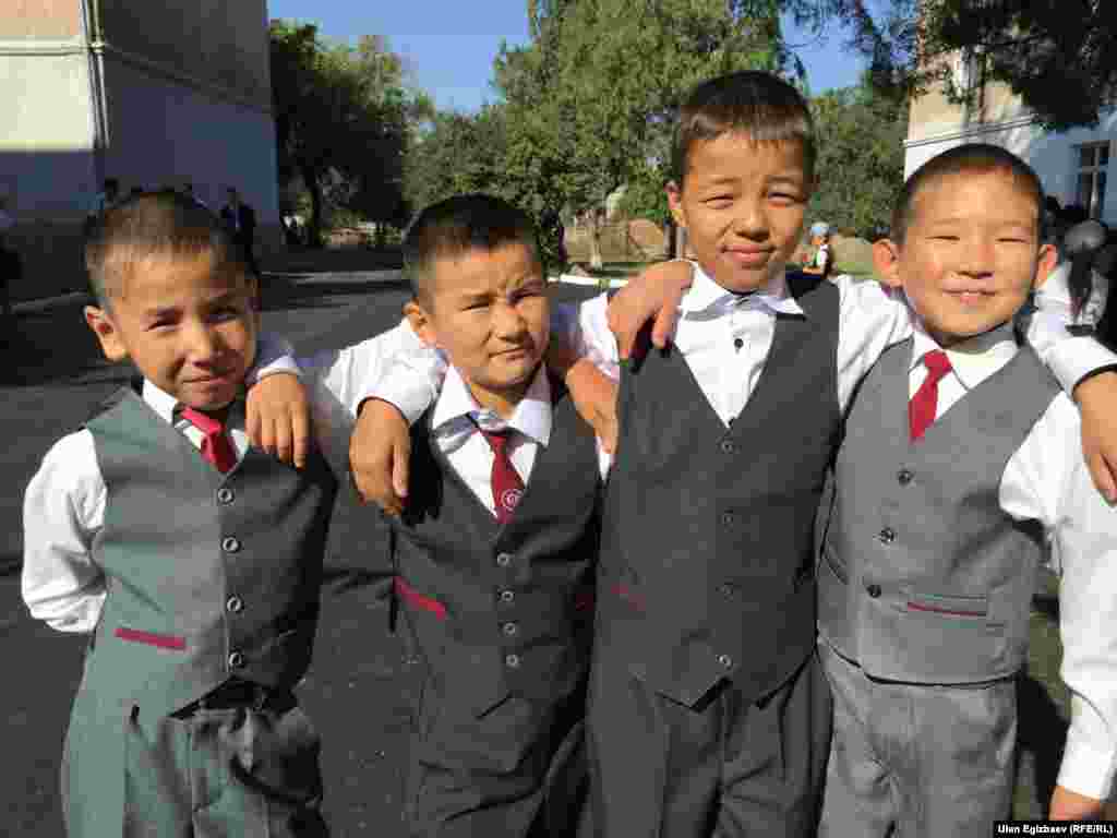 Так одеваются школьники в Кыргызстане.