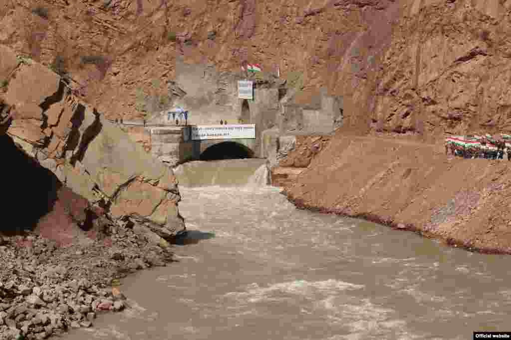 Tajikistan -- The Rogun dam under construction on the Vakhsh river in Rogun, 29Oct2016