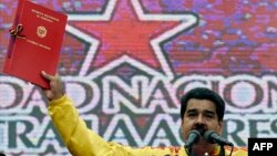 Николас Мадуро с "Уполномочивающим актом" в руках. 15 марта 2015 года