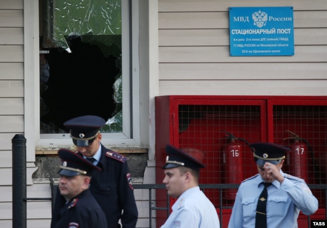 Policiya bölimin küzetip twrğan policeyler. Mäskeu oblısı, 17 tamız 2016 jıl.