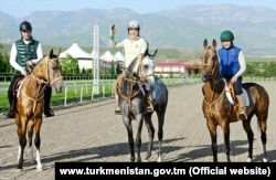 Türkmenistanyň prezidenti Gurbanguly Berdimuhamedow ogly Serdar hem agtygy Kerimguly bilen.