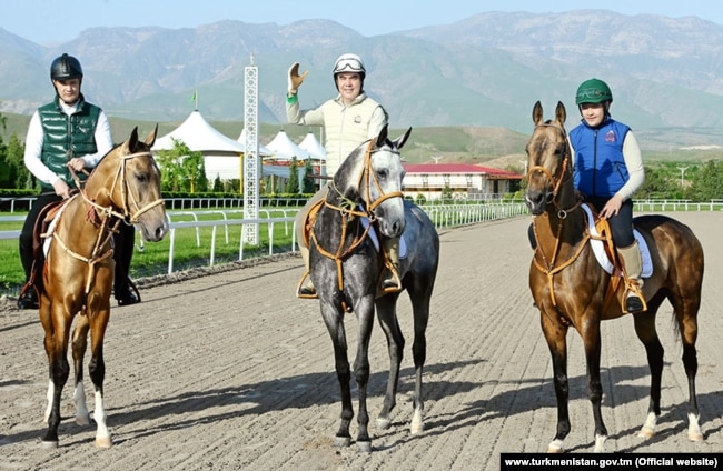 Президент Туркменистана Гурбангулы Бердымухамедов с сыном Сердаром и внуком Керимгулы.