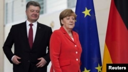 Angela Merkel və Petro Poroshenko