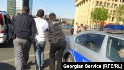 По его словам исследователя от другой международной правозащитной организации Human Rights Watch Георгия Гогия, в Грузии остро стоит вопрос ответственности полиции как за ее действия, так и за бездействие
