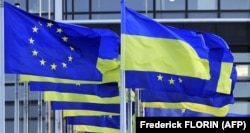 Прапори ЄС та України біля будівлі Європейського парламенту. Страсбург, 7 березня 2022 року