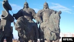Пам’ятник співзасновникам Казахського ханства ханам Жанібекові і Кереєві на околиці Астани, архівне фото