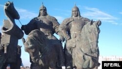 Памятник основателям Казахского ханства ханам Жанибеку и Керею на окраине Астаны, архивное фото