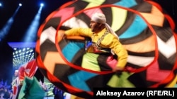 В вихре танца «Таннура» кружится танцор из Египта. Алматы, 14 сентября 2015 года.