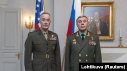 AQSh Bosh shtabi rahbari, general Josef Danford (chapda) hamda Rossiya Qurolli qo‘shinlari bosh shtabi rahbari, general Valeriy Gerasimov, 8 iyun, 2018 yil, Xelsinki