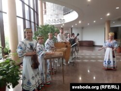 Ансамбль Вязынка з МТЗ вітаў беларускімі і ўкраінскімі песнямі.