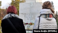 Beograđani odaju počast poginulima u Parizu