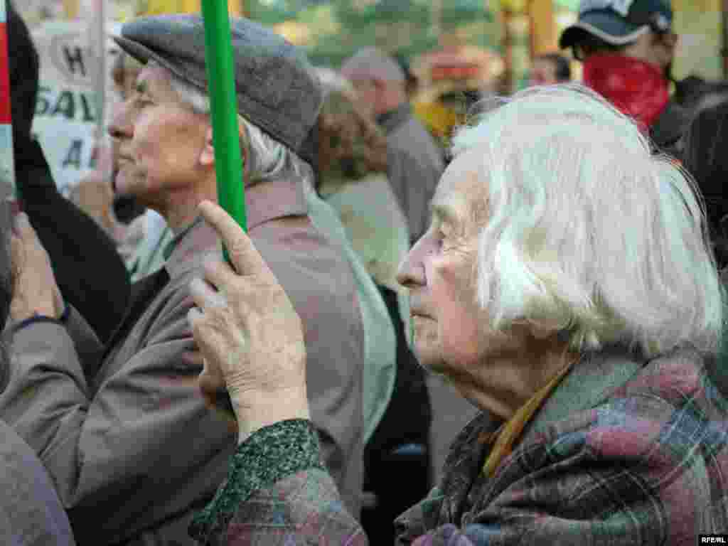 Russia -- Meeting of muscovites against sealing building city areas. Moscow, Novopushkinsky square - 21sep2007