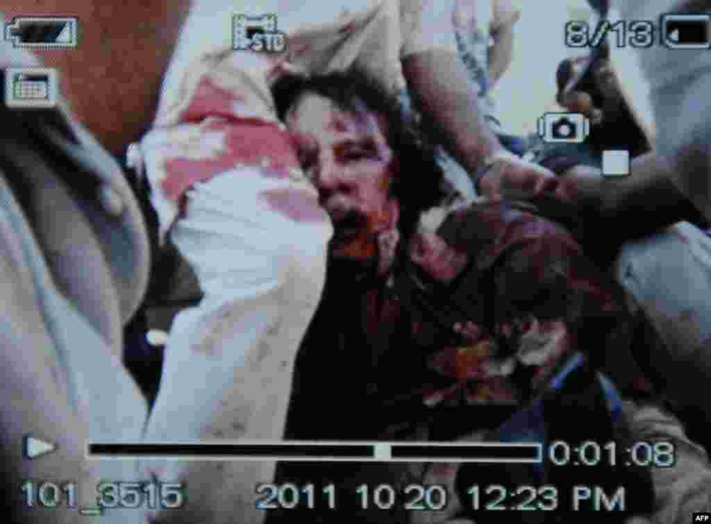 Fotografija napravljena mobilnim telefonom pokazuje hvatanje Moamera Gadafija u Sirtu, 20. oktobar 2011. 