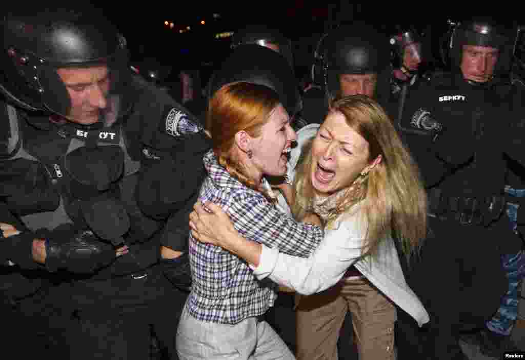 Ukrainian protesters flee riot policemen in central Kyiv during a demonstration against the rape of 29-year-old shop assistant Iryna Krashkova in the town of Vradiyivka. (Reuters/Valentyn Ogirenko)