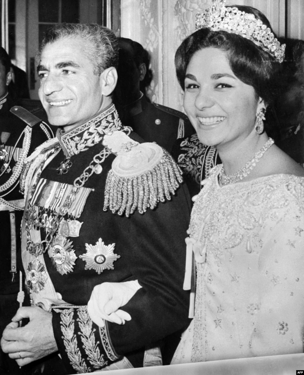 Lo scià dell'Iran, Mohammad Reza Pahlavi, e sua moglie, Farah (nata Diba), vengono fotografati durante la cerimonia di matrimonio a Teheran il 21 dicembre 1959. 