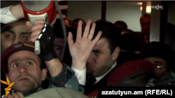 Армения - Генпрокурор Армении Геворк Костанян беседует с участниками акции протеста в Гюмри, 15 января 2015 г. 