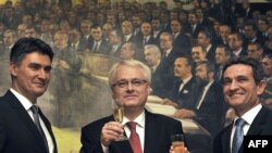 Hrvatski predsjednik Ivo Josipović, premijer Zoran Milanović i predsjednik Sabora Zoran Šprem nakon objavljivanja rezultata referenduma u Hrvatskoj, siječanj 2012.