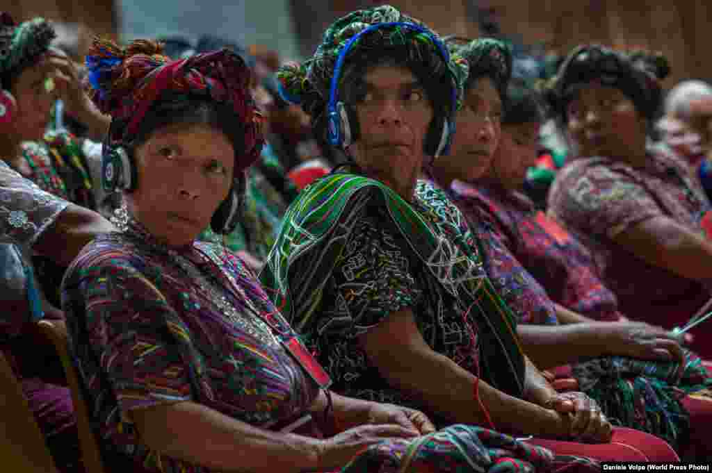 Жінки громади іксіл (майя) слухають переклад з іспанської на їхню рідну мову під час судового процесу у справі геноциду проти Ріоса Монтта в місті Гватемала, 9 квітня 2013 року. На початку 80-х років спільнота іксіл була однією з головних цілей операції геноциду, включно зі систематичним зґвалтуванням, вимушеним переселенням та голодом під час громадянської війни в Гватемалі. За даними ООН за 1999 рік, від 70 до 90% сіл громади іксіл було зруйновано, а 60% населення високогірного регіону були змушені тікати в гори. Підрахували, що до 1996 року було вбито близько 7000 людей громади (майя) іксіл. Насильство посилилося особливо в період 1979-1985 років через послідовне переслідування іксіл адміністраціями Гватемали та військовими. Третє місце в категорії&nbsp;&laquo;Довгострокові проєкти&raquo;&nbsp;&ndash; Даніеле Вольпе &nbsp;