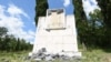Polomljene mermerne ploče na spomeniku na Ravnom lazu, nadomak Podgorice, na mjestu gdje je donijeta odluka o podizanju Trinaestojulskog ustanka protiv fašista u Drugom svjetskom ratu. 24. maj 2020.