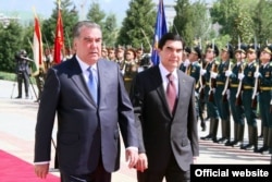 Emomali Rahmon tádzsik (balra) és Gurbanguly Berdimuhamedow akkori türkmén elnök 2014-ben