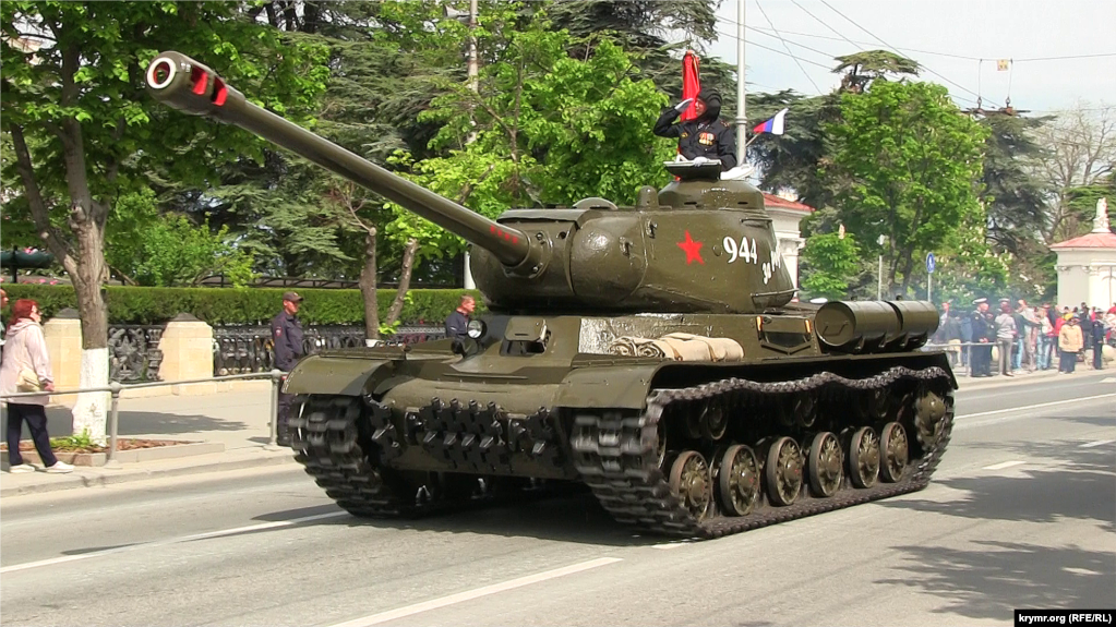 Заглохнувший танк на репетиции военного парада в Севастополе, 7 мая 2019 года
