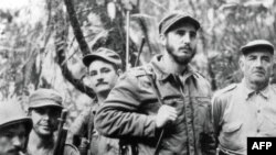 1957-ci il Fidel Castro, qardaşı Raul Castro və Ernesto Che Guevara, Kuba diktatoru Fulgencio Batista qarşı