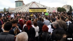 Tirana: Protesti i odlučivanje o uništavanju sirijskog hemijskog oružja