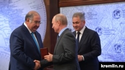 Владелец издательского дома "Коммерсантъ" Алишер Усманов и Владимир Путин на встрече в апреле 2019 года