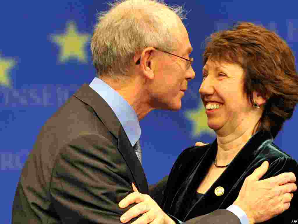 Belçikanın Baş naziri Herman Van Rompuy (solda) o zaman Avropa Komissiyasının ticarət naziri olan Catherine Ashton-la görüşür. 19 noyabr 2009
