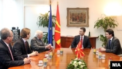 Средба на премиерот Никола Груевски со посредникот на ОН Метју Нимиц во Скопје.